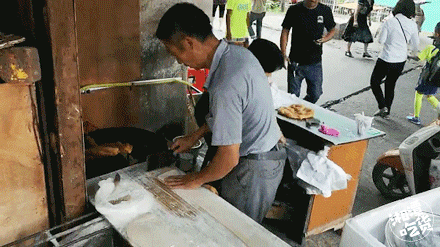湘潭这对夫妻在居民区里摆摊卖油条已经30年