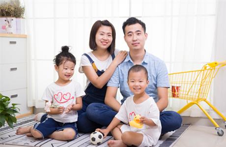 一对小夫妻和艺睿希童装品牌创业故事
