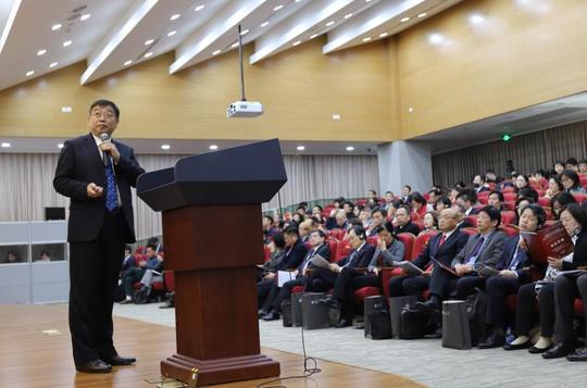 上海的峰值是700万老人，从原地养老转向跨区养老，超过65岁再就业甚至创业