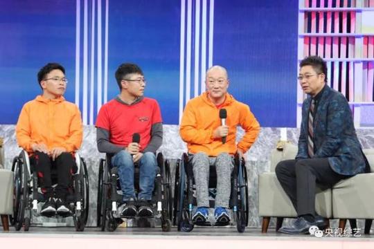 “最美轮椅姐姐”义拍书画作品，累计捐献50万元