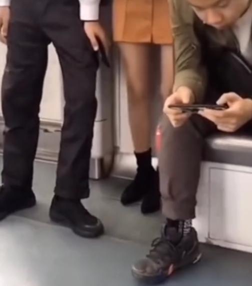 地铁安检员拿手机跟着短裙美女一路偷拍裙底，他在干什么？警方通报来了