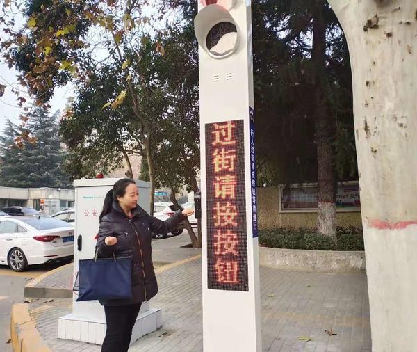 行人自助式过街信号灯管行人的红绿灯叫啥