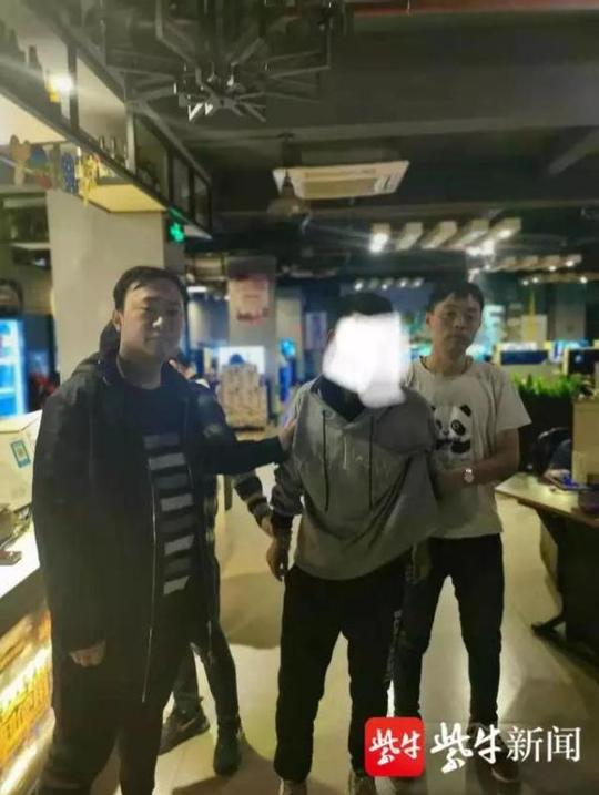 男子给“网管小姐姐”送奶茶，“小姐姐”报之以手铐