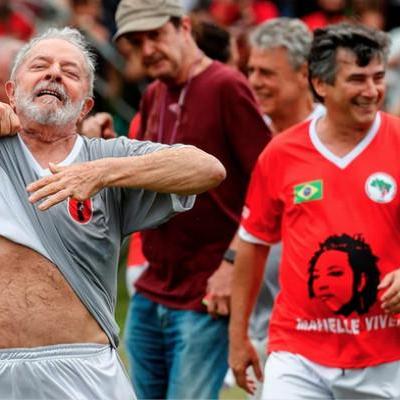 足球带领球衣怎么穿