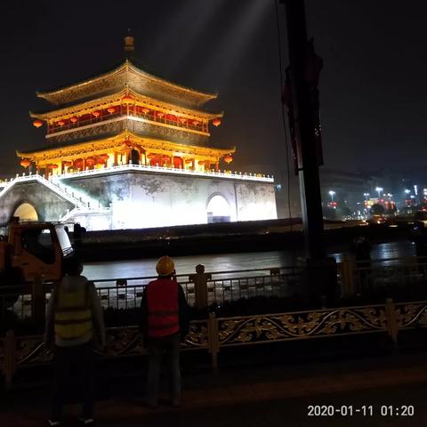 西安市路灯什么颜色的