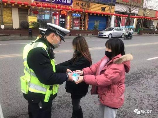 「众志成城抗疫情」热心市民送口罩，警民携手狙击疫情