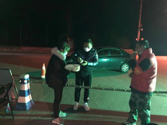 临安这两份热气腾腾的包子温暖了一线“守夜人”