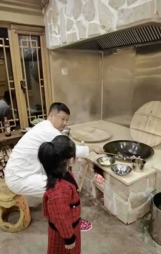 著名谐星贾冰在家烧地锅妻子正脸曝光很惊艳