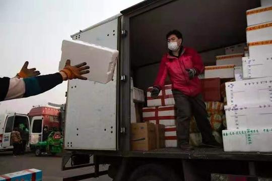 北京新发地：严控疫情确保农产品保供稳价