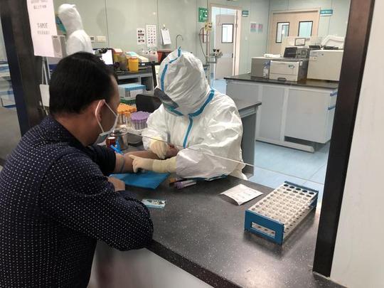 浙江省首例治愈出院的新冠肺炎患者回院复诊：一天比一天好