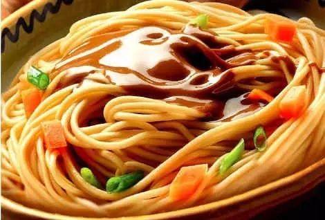 芝麻酱可以做什么美食（拌凉皮是放花生酱还是放芝麻酱好）