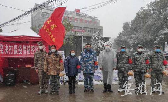 淮南：退役士官送蛋糕，慰问战“疫”一线老兵