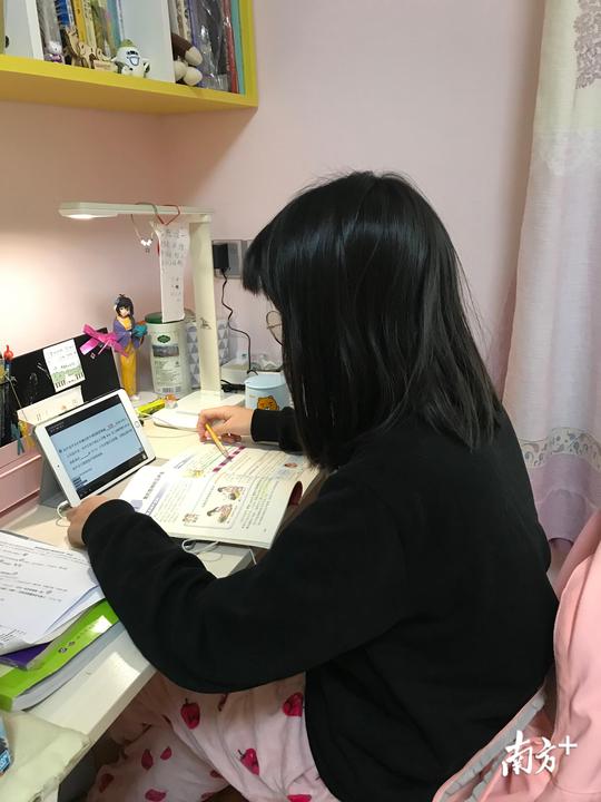 东坑中小学举行线上升旗仪式，开启“云课堂”教学
