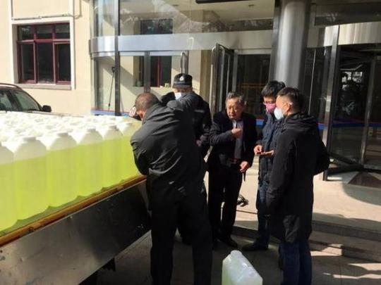 “80后”青岛小哥为给疫情防控一线多捐物资，拼了
