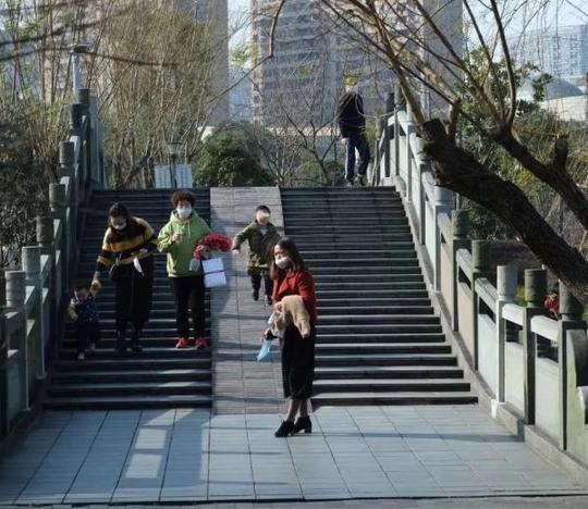 宁波街头很多人摘了口罩但这两类潜在高危人群或在你身边