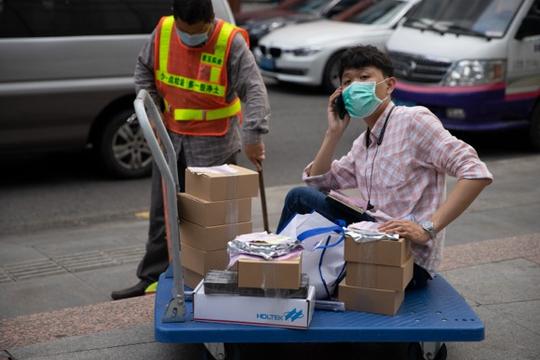 帐篷下忙碌的深圳华强北：有商家称生意受疫情影响大，改街头交货