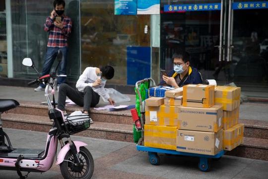 帐篷下忙碌的深圳华强北：有商家称生意受疫情影响大，改街头交货