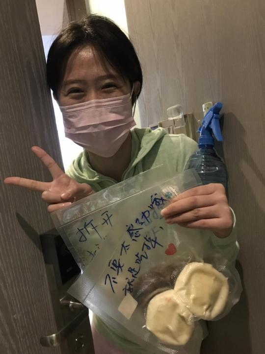 「记者越明武汉现场」2100多公里的“爱心包子”邮寄到了吉大一院一线医护人员品尝到了家的味道