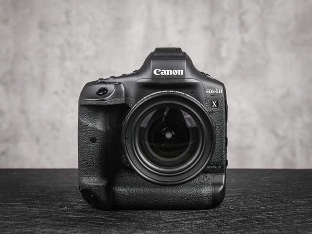 尼康d500和宾德k3iii是最强的 ,前者对焦更强,后者比较新,在像素(2600