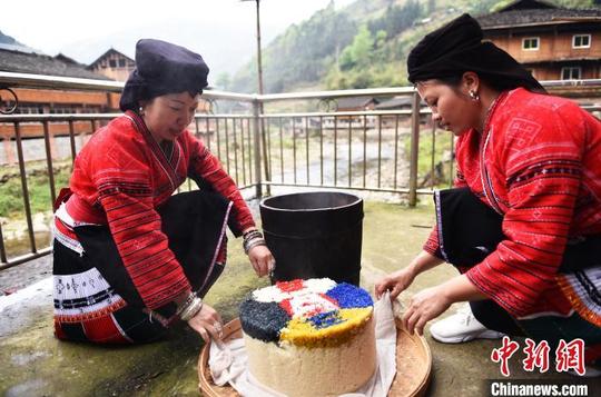 广西龙胜少数民族民众制作五色糯米饭喜迎“三月三”