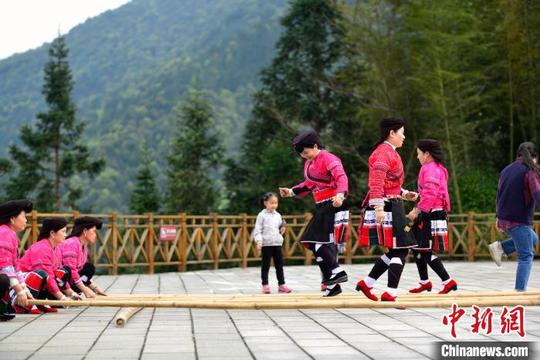 广西龙胜少数民族民众开展特色节目共庆“壮族三月三”