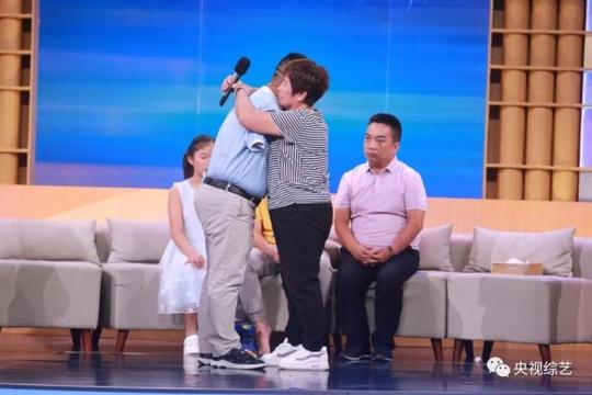 孝顺儿媳为赚钱给公公治病，怀孕8个月坚持工作