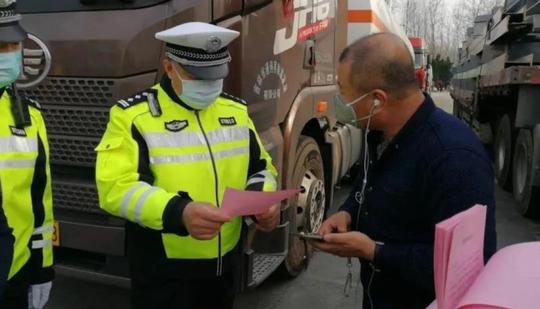除隐患保平安见实效连云港交警“加减乘除”巧解畅通难题