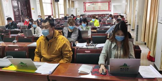 秦都区渭滨办举办创业就业培训班