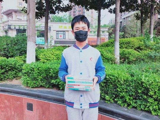 为共享书屋捐出200多本爱心图书，感谢这些孩子们