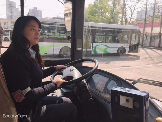 80后电车女司机每天与“小辫子”打交道，玩“抖音”与市民沟通熟门熟路