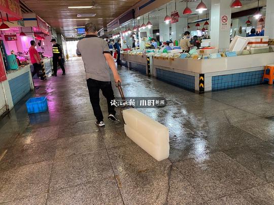 “老方，要一块冰！”杭州万寿亭农贸市场最近的红人可能是他
