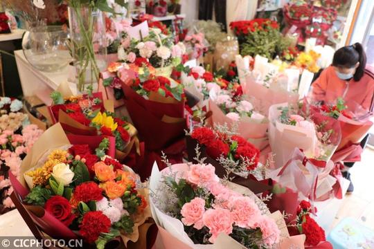 母亲节快到了，鲜花市场生意红火