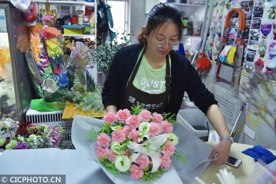 母亲节快到了，鲜花市场生意红火