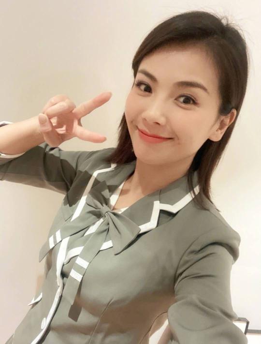 42岁刘涛穿上s码紧身女团服，超短裙太显身材，自侃跳舞会崩开