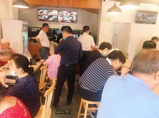 生意好得要排队！体育场路上开了家社区食堂，小清新设计，卤味是一绝