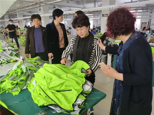 威海市妇联走访调研巾帼创业就业基地