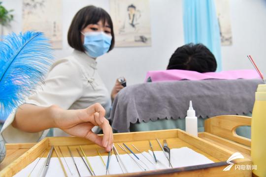 影像力丨济南95后女护士辞职创业，采耳“怪癖”变成创业项目月入三万
