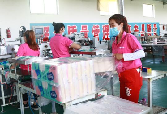 「决战决胜脱贫攻坚」就近就地就业创造幸福生活我市2768名贫困群众端稳就业“饭碗”