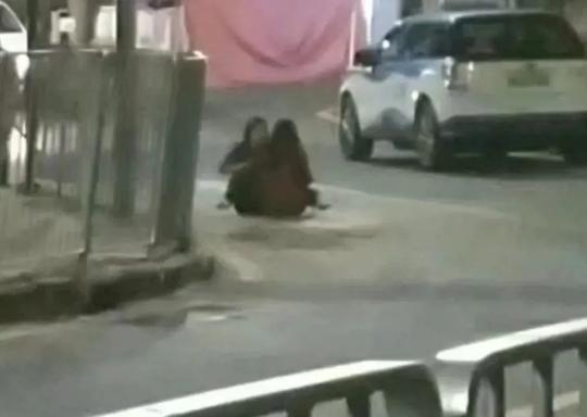 视频：司机下车后，直接躺在地上睡着了？交警到场一查，他摊上事了