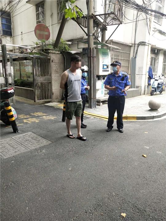车头放张旧罚单躲避违停处罚？西湖区一车主这点小聪明被当场拆穿