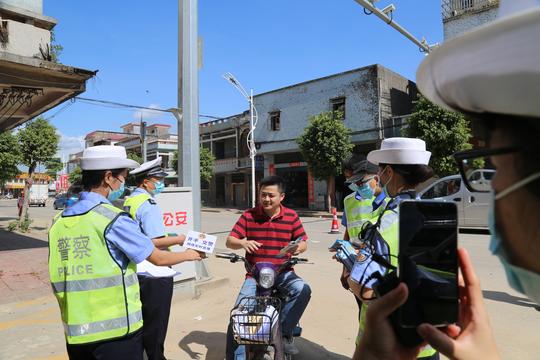 摆地摊玩直播，开平交警变身“摊主”送头盔