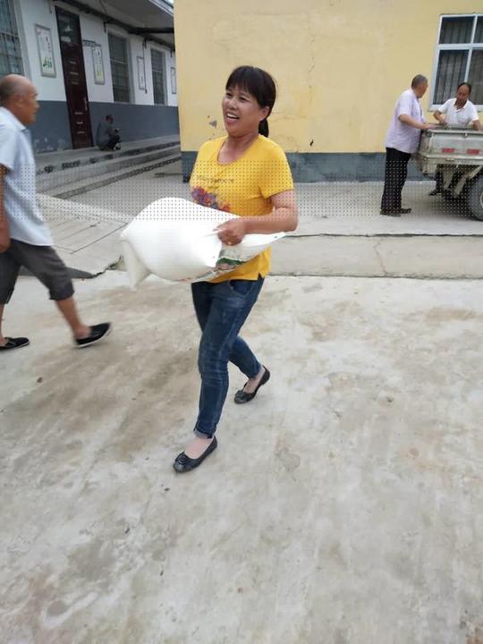 端午前夕，“中国好人”张喜凤为乡亲送爱心包