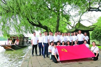 “红船精神”怀初心逐梦，载使命前行