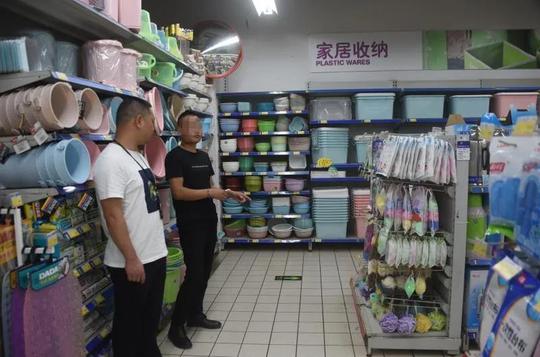 发现了酒瓶盖上的秘密，男子疯狂辗转湖南40多家超市专拧酒瓶盖，前后挣了1000多元，刑拘