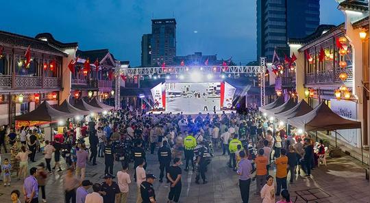 网络直播、现场摆摊……这些方面交警都是老手了