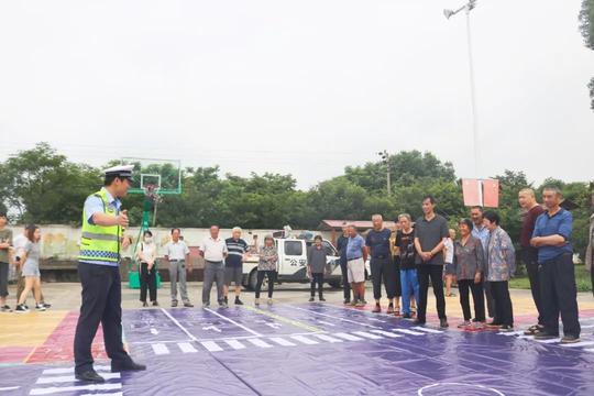网络直播、现场摆摊……这些方面交警都是老手了