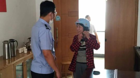 网络直播、现场摆摊……这些方面交警都是老手了