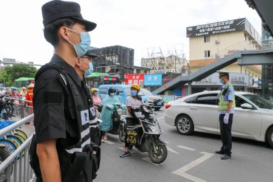 网络直播、现场摆摊……这些方面交警都是老手了
