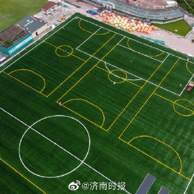 足球场每个草皮格子多少米