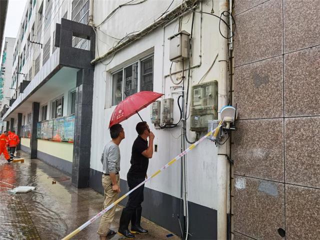 公交车涉水被困住时应如何逃生